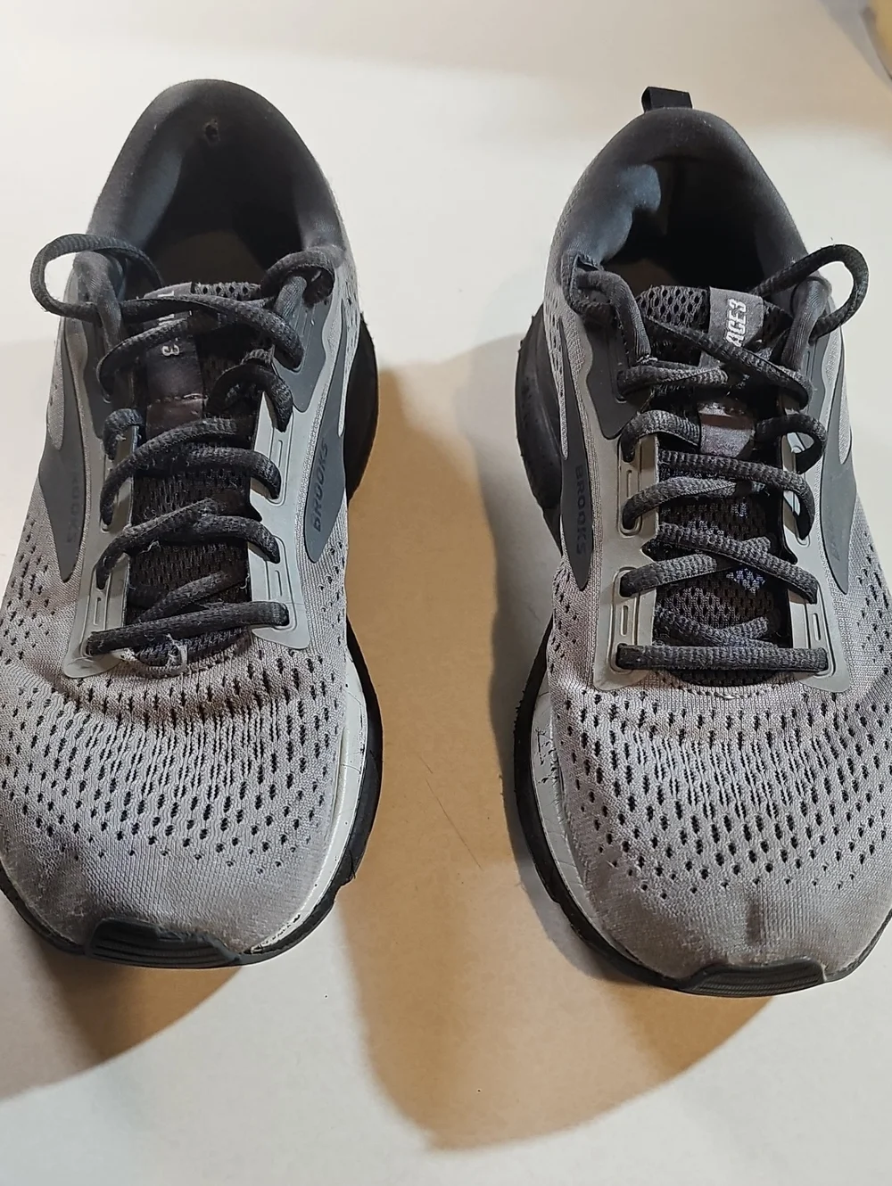 Brooks Men's Grey and Black Athletic Running Shoes